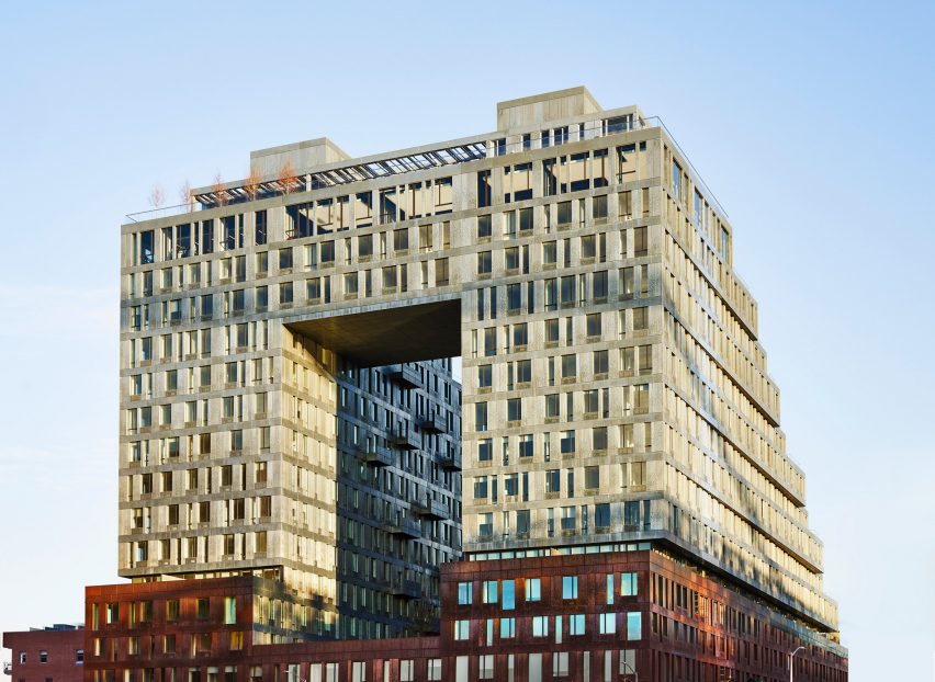 Первый из серии зданий на набережной, что нью-йоркской фирмы   Шоп Архитекторы   создает на бывшем Домино сахарном заводе в   Williamsburg   открыл